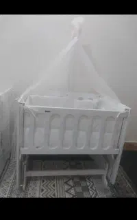 تخت نوزاد کنار مادر