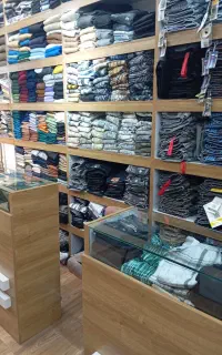 به یک شاگرد ماهر در لباس فروشی مردانه