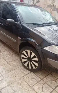 یک دستگاه خودرو مگان مدل ۹۰