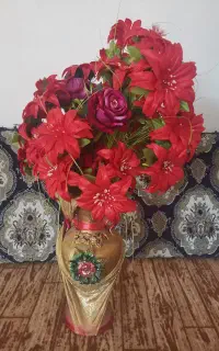 گلدان با گل مصنوعی