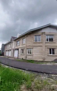 یک کارگر کار جهت همکاری کاشی کاری