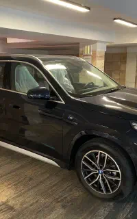 بی ام و iX1 25L با کیت M داخل قرمز