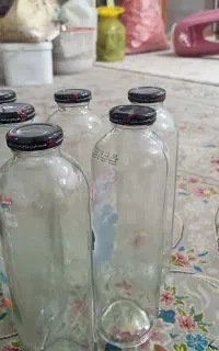 شیشه ی آبمیوه تمیز شسته شده