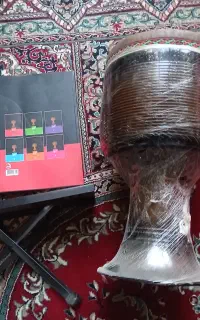 تنبک و جا پای دفتره نو نو. یک بار استفاده شده