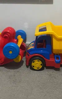 ماشین و اسب پلاستیکی