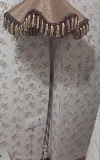 وسایل منزل، آباژور و ساعت دیواری و میز تلفن