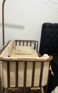 تخت نوزاد کنار مادر در حد نو