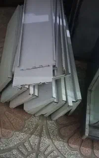 یه مقدار قفسه با لوازم در حد نو