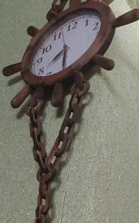 یک عدد ساعت دیواری