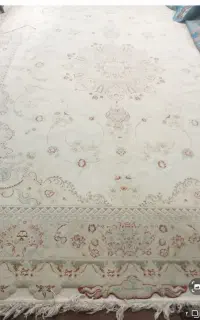 یه عددفرش ۹متری کرم رنگ سالم سالم سوخته گی نداره