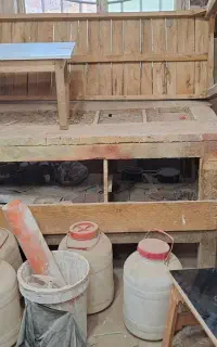 میزکار چوبی و اهنی. ابزار الات نجاری تیرک چوبی .