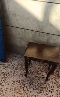 یک عدد میز چوبی