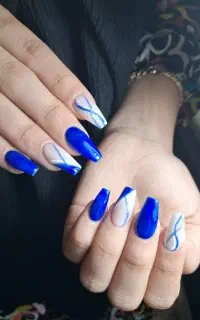 خدمات و آموزش کاشت ناخن