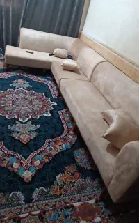 مبل نو ی نفر ننشسته روشون