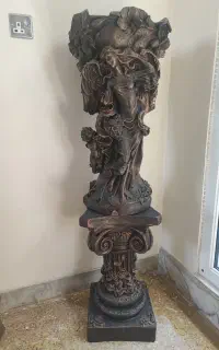 مجسمه تزئینی با پایه