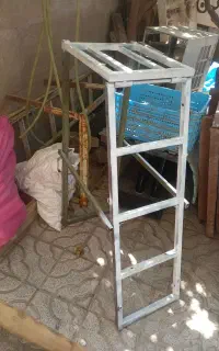 چهار پایه محکم و و قابلیت باز شدن میباشد