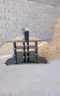 یکی میز جلو مبلی یکی میز تلویزیون