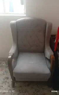 مبل تک نفره درحد نو به خاطر نداشتن جابه فروش میرسه