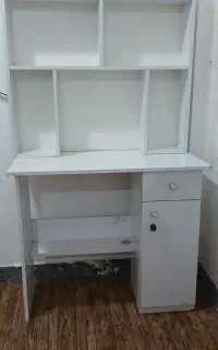 میز تحریر اصلا استفاده نشده