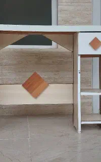 میز تحریر سالم و تمیز