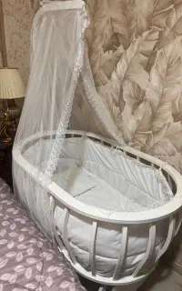 گهواره چوبی کنار مادر