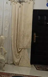 کنار پرده مخمل طلا کوب