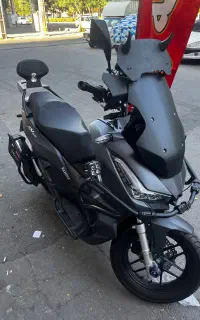 adv 160 رنگ مشکی بسیار سالم با کلی لوازم