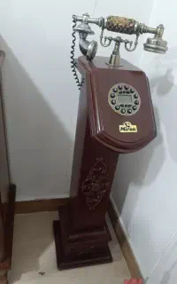 تلفن و میز کلاسیک