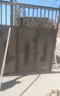 یک عدد درب آهنی به ابعاد عرض ۲.۵ ارتفاع ۲.۸۰ متر