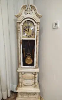 آینه کنسول و ساعت ایستاده