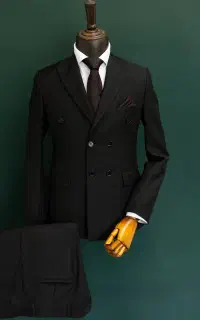 کت و شلوار دبل برست مشکلی همراه با کراوات و دستمال