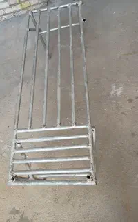چهارپایه برای نشستن  ومحکم ساخته شده