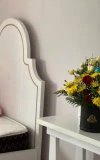 تخت تک نفره و میز مینیمال