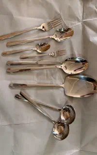 سرویس قاشق و چنگال استفاده نشده