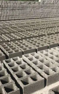 راننده نیسان حمل بلوک و سیمان