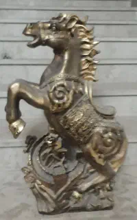 مجسمه اسب