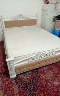 تخت خواب دونفره همراه با تشک درحد نو بفروش می‌رسد