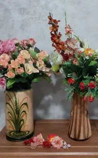 دوتا گلدان همراه باگل های زیبا
