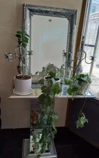 آینه و شمعدان و سینک و کابینت