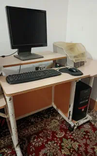 کامپیوتر به همراه میزش
