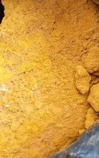 سنگ براق و زرد و قهوه‌ای