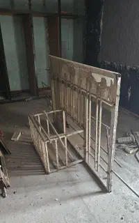 تعدادی پنجره با جاکولری و نورگیر اهنی