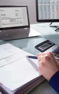 انجام امور حسابداری مغازه‌ها و شرکت‌ها