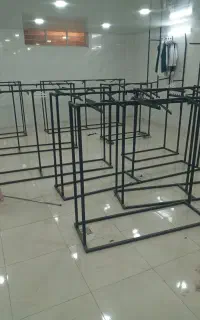 قوطی خور برای آویزان کردن لباس در مغازه