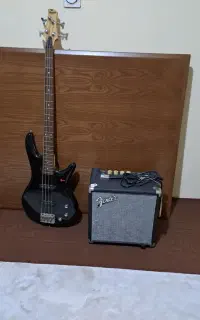 گیتار بیس فندر به همراه آمپلی فندر ۱۵