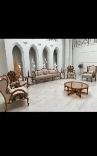 فروشنده خانم نمایشگاه مبلمان