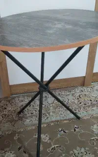 میز با سه پایه فلزی