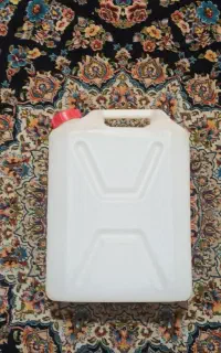 تعدادی دبه ۲۰ لیتری تر تمیز