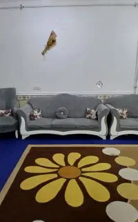 مبل تمیز با گل میز