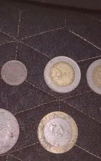 تعدادی سکه و اسکناس به فروش میرسد